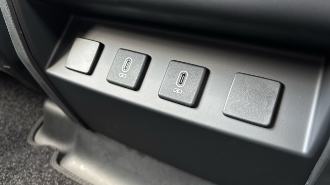 Land Rover Defender 3.0 D350 Trophy Edition Deep Sandglow 110 5dr Auto Diesel Estate - Image 36